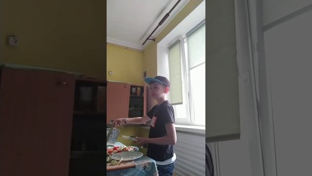 КАК ПРИГОТОВИТЬ САЛАТ ЦЕЗАРЬ? СУМАСШЕДШАЯ КУХНЯ смотреть онлайн