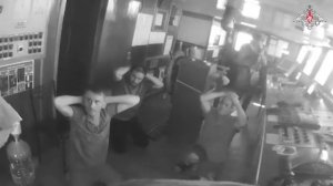 Кадры работы российской досмотровой группы ЧФ на сухогрузе СукраОкан