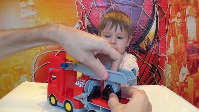 Макс открывает игрушку Лего дупло пожарная машина смотреть онлайн