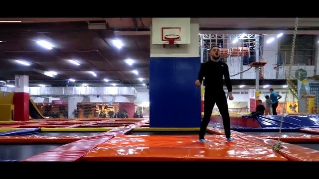 Игорь Войтенко делает сальто назад Монтаж№2 смотреть онлайн