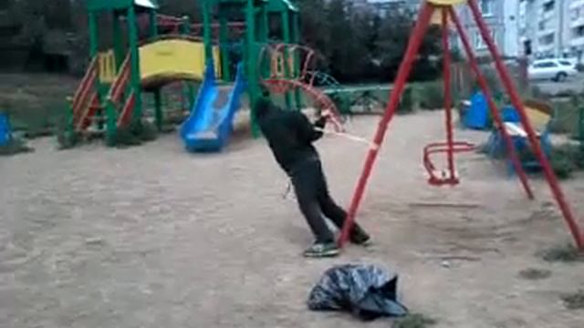 Мальчик тянет резину смотреть онлайн