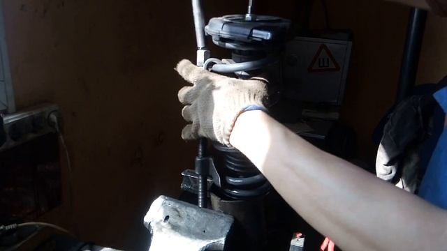 Nissan Sunny меняем задние стойки смотреть онлайн