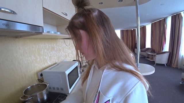 СНЯЛИ ОГРОМНЫЙ НОМЕР С ДЖАКУЗИ, ТЕРРАСОЙ И ПАНОРАМНЫМИ ОКНАМИ В ХАРЬКОВЕ смотреть онлайн
