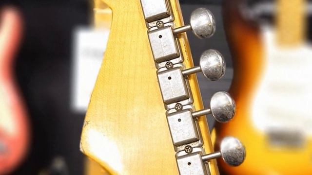 Custom Shop 1961 Stratocaster Heavy Relic / Super Faded Aged Sonic Blue over 3Tone Sunburst смотреть онлайн