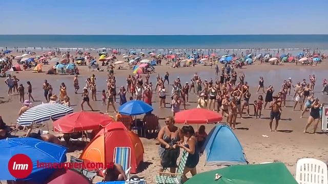 Clase de zumba en la playa смотреть онлайн