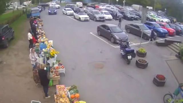 Смертельная «поездка» пенсионера в супермаркет в Репино попала на видео смотреть онлайн