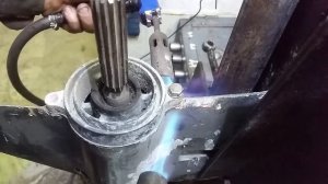 ⚙️??Как снять обойму гребного вала из редуктора лодочного мотора.