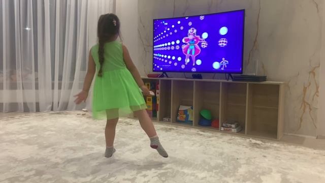 Амелия осваивает JustDance