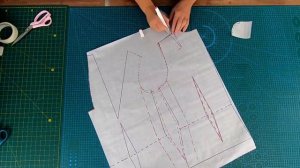 Модный костюм из двух тканей компаньонов. Кроим брюки и оригинальную блузу.mp4
