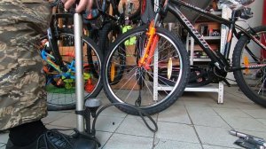 Как накачать колесо велосипеда