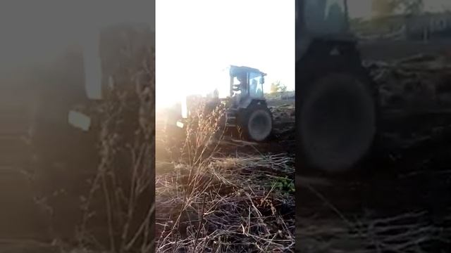 Таскаем рельсу 7метров. Для сноса кроторойников испытываем в огороде на кучах навоза после дождя. смотреть онлайн