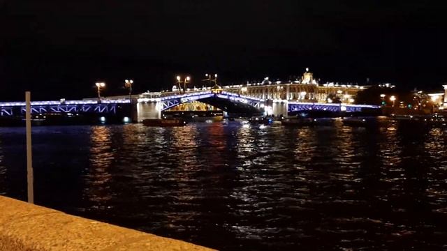 Разводка Дворцового моста в Санкт-Петербурге, 17.10.2020 смотреть онлайн