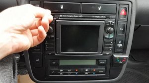Как снять штатную магнитолу на Volkswagen Sharan
