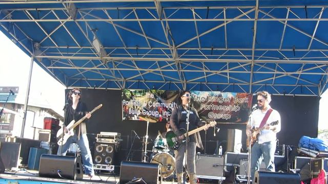 Liz Borden Band "Leaving on a Jet Plane and Sweet Pain" смотреть онлайн