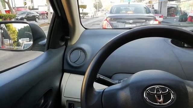 Manejando el Toyota Yaris 2008 Sedán смотреть онлайн