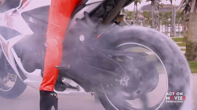 Если приглядеться то можно увидеть CBR600RR смотреть онлайн