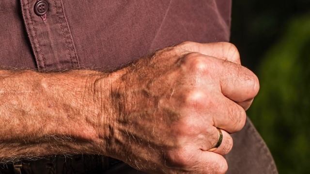 Директор дома престарелых притворился дедом и приехал к себе в учреждение. То, как к нему отнеслись смотреть онлайн