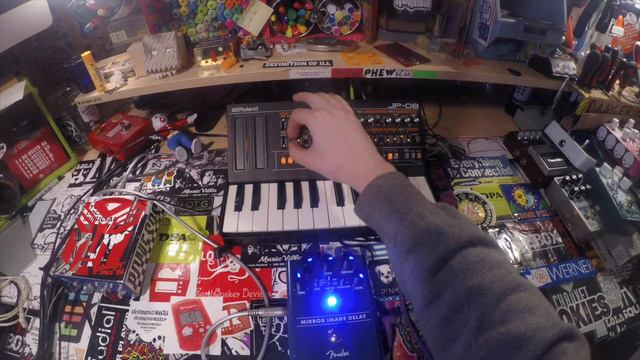 Roland JP-08 Through Red Panda Particle and Fender Mirror Image Delay (DI IN) смотреть онлайн