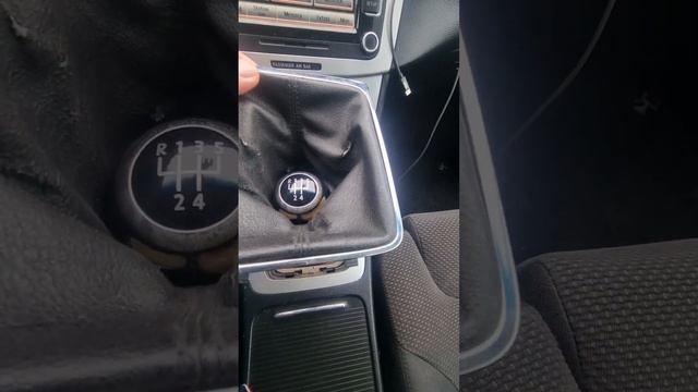 Снятие юбки рычага КПП VW PASSAT B6. смотреть онлайн