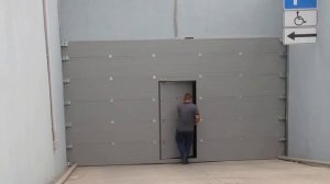 Подъемно-секционные ворота с дверью