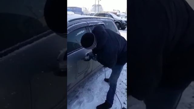 Замёрзла дверь? Подскажу как открыть смотреть онлайн