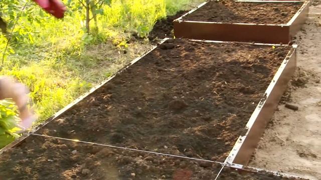 Грядки подготовили, засыпаем землю и удобрения! смотреть онлайн