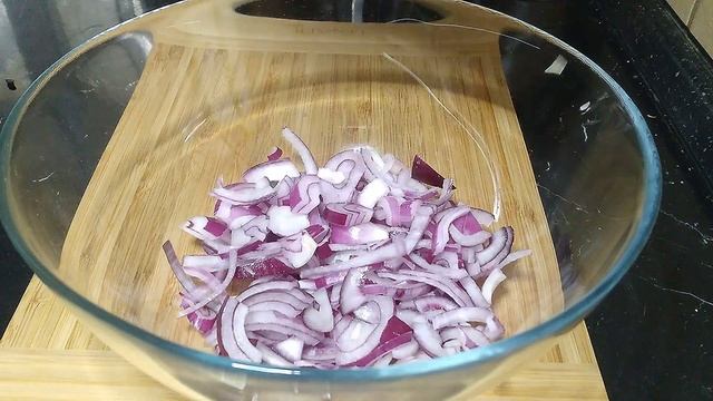 Салат с селёдкой - "Норвежский", со сметаной, хреном и зеленью. Незабываемое сочетание! смотреть онлайн