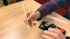 Как есть суши палочками правильно ? Научу за минуту!