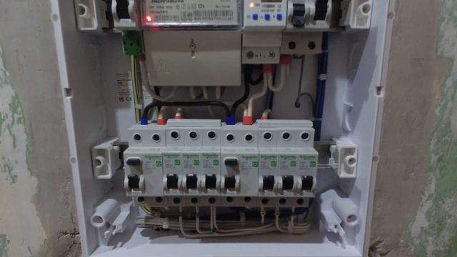 Замена электрики на кухне и электрощита в 3-ой квартире смотреть онлайн