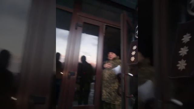 руководство сказало: -убежище работает по графику. зачем бомбят круглосуточно??? смотреть онлайн