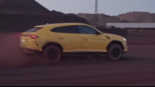 Audi RS Q8 vs Lamborghini Urus -Quick comparaison смотреть онлайн