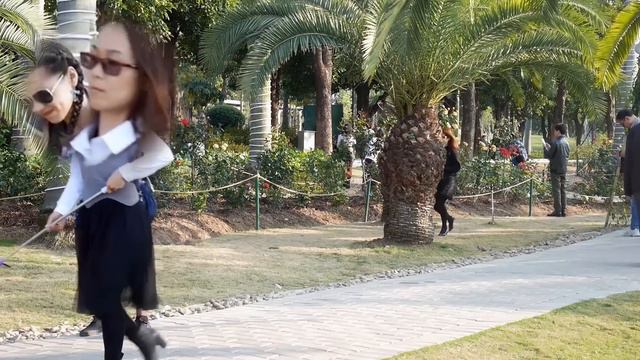 ДЕВУШКА ПУКАЕТ В ОБЩЕСТВЕННОМ МЕСТЕ В КИТАЕ// FARTING IN CHINA