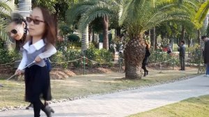 ДЕВУШКА ПУКАЕТ В ОБЩЕСТВЕННОМ МЕСТЕ В КИТАЕ// FARTING IN CHINA