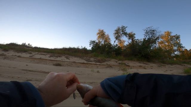 Река кишит голодной ЩУКОЙ / Осенняя рыбалка / 2 дня на северной реке смотреть онлайн