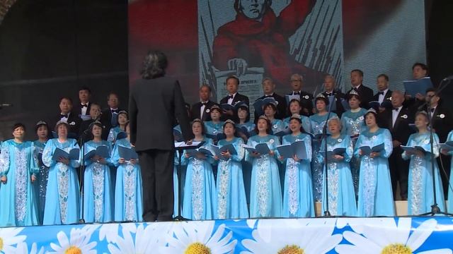 Китайский хор поет на русском языке