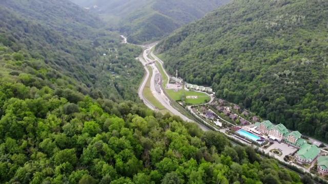 Красная Поляна - Гранд отель поляна и развлекательный центр Галактика с высоты смотреть онлайн