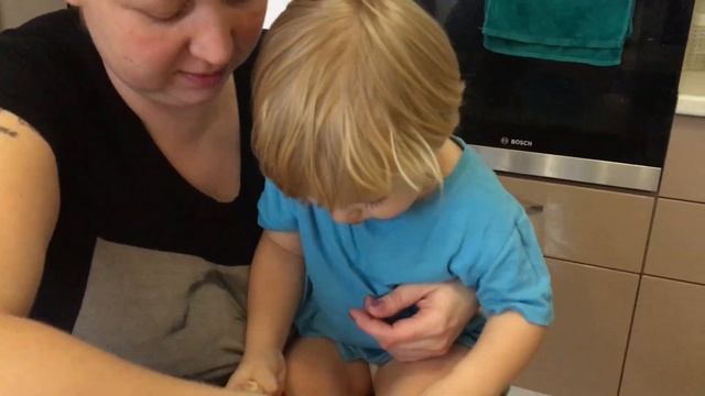 Какой питательный завтрак у годовалого малыша Яна. What a nutritious Breakfast for one-year-old bab смотреть онлайн