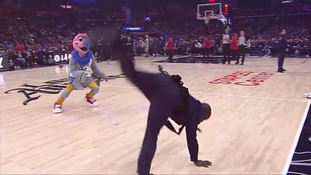 Cop Shows Off Hilarious Moves At Los Angeles Clippers Game смотреть онлайн
