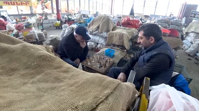 Dentro del último mercado soviético de Yereván 🇦🇲 смотреть онлайн