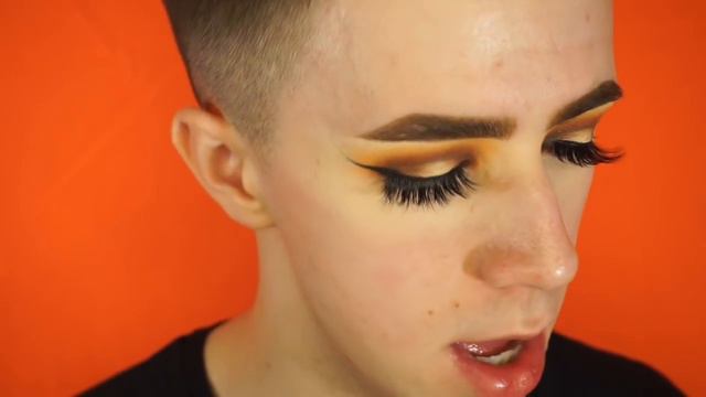 WINGED LINER & BOLD LIP MAKEUP TUTORIAL | Mitchell MUA смотреть онлайн