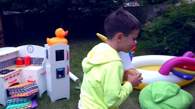 Катя и Макс и их игровой домик в саду