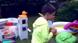 Катя и Макс и их игровой домик в саду