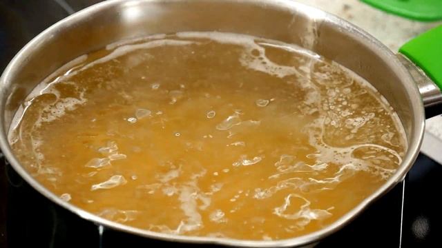 260. Тёплый а-ля итальянский салат с макаронами, колбасой, овощами и зеленью смотреть онлайн