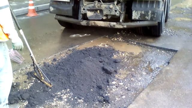 Асфальт укладывают в лужу. смотреть онлайн