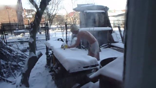 Из бани в снег при морозе -18 смотреть онлайн