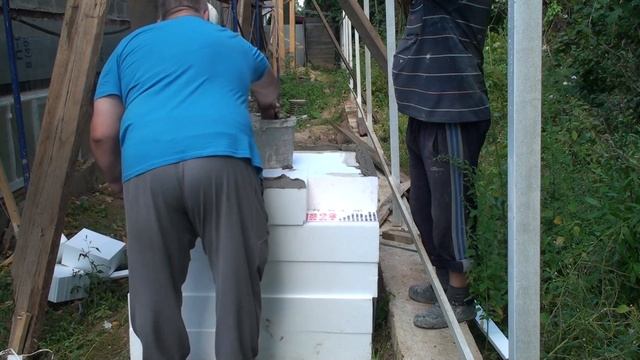 Обучаю рабочих заказчика правильно утеплять фасады этого дома