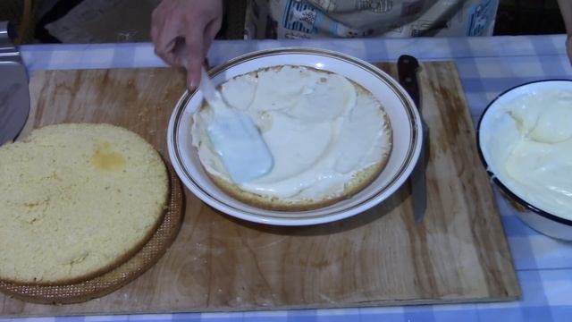 КРЕМ МОКРОЕ БЕЗЕ ДЛЯ УКРАШЕНИЯ ТОРТОВ И ПИРОЖНЫХ смотреть онлайн