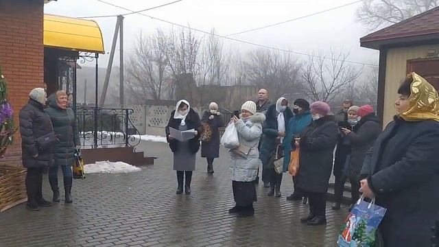 Рождественские колядки у вертепа смотреть онлайн