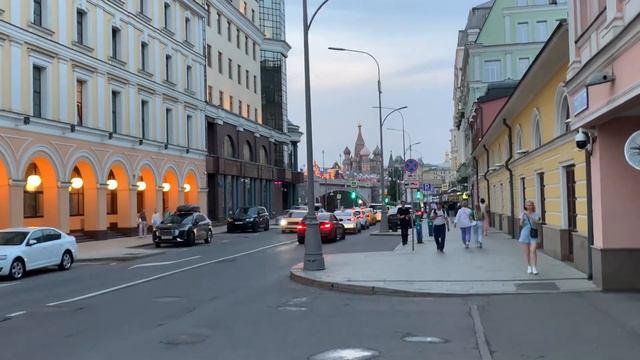 Прогулка по улице Балчуг и Чугунному мосту от Овчинниковской набережной, г. Москва, 18.08.2023 смотреть онлайн