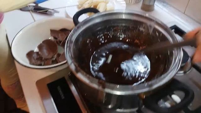 Домашнее Фондю))) Готовим и кушаем бананы в шоколаде!)) смотреть онлайн